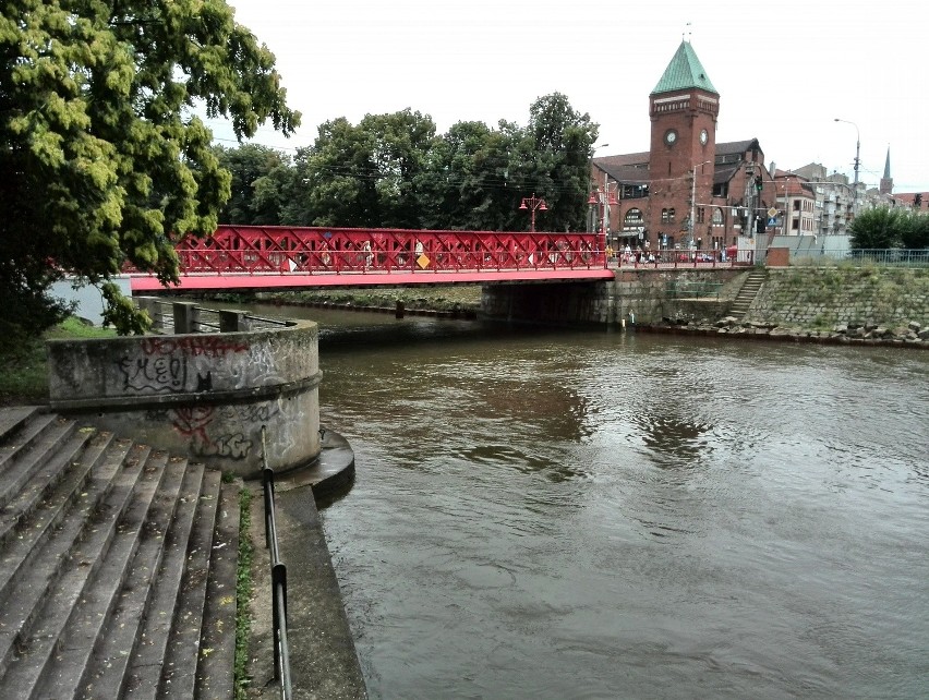 Wrocław: Wypadek na moście Piaskowym. Mężczyzna wpadł do Odry i zniknął