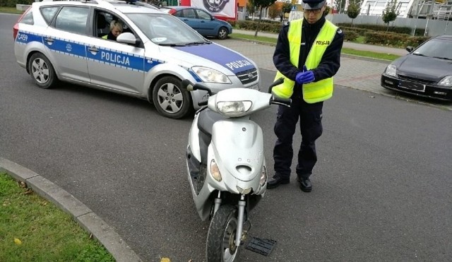 Rawicka drogówka w Gołaszynie zatrzymała motorowerzystę wraz z pasażerem. Jak się okazało, to wnuk przewoził swojego dziadka. Młody kierowca nie miał uprawnień, a jego dziadek był pijany.