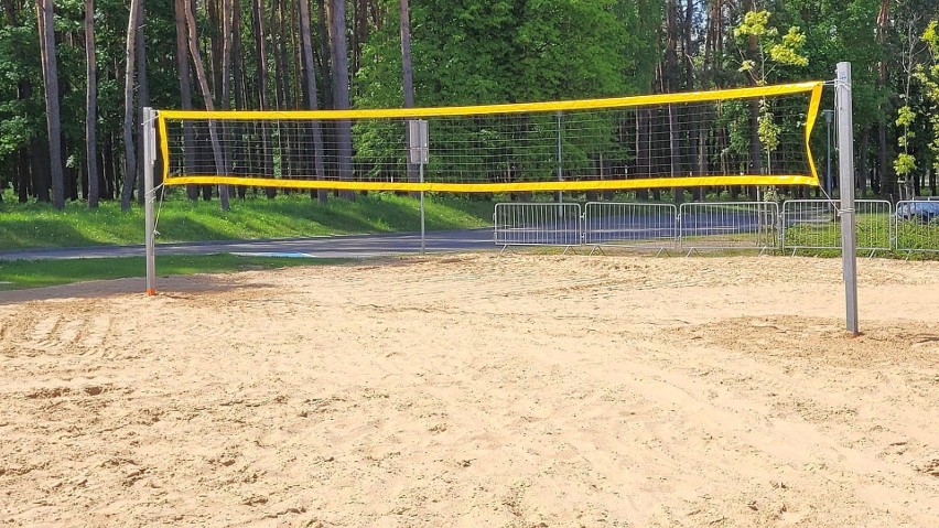 Plaża Dojlidy odnowiona. Boiska do siatkówki zyskały 360 ton...