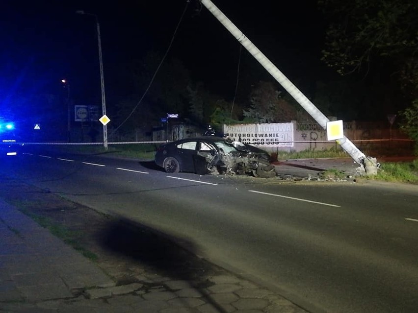 Wypadek na ul. Wileńskiej. Auto uderzyło w latarnię, kierowca i pasażerowie uciekli ZDJĘCIA