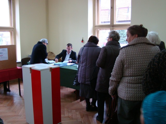 Lokale wyborcze w całym regionie bywały pełne głosujących (na zdj. w Wadowicach). Frekwencja okazał sie jednak niezbyt wysoka. W Polsce to było ok 50 procent. W Małopolsce trochę więcej