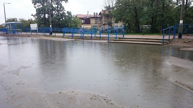 Gdy tylko popada, woda zalewa plac przy stacji Wrocław Zakrzów. Ogromne kałuże uniemożliwiają m.in. dotarcie na peron suchą stopą.