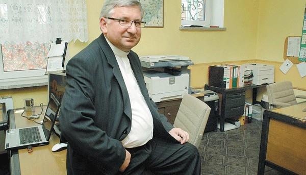 Ksiądz Andrzej Korpusik, nowy szef koszalińskiego Caritasu, zachęca do pomocy powodzianom 