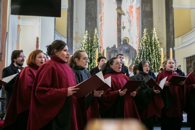 Podczas koncertów chóry śpiewały kolędy i pastorałki.