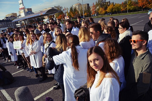 Studenci medycyny i lekarze z Łodzi pojechali na protest przed kancelarią premiera w Warszawie.