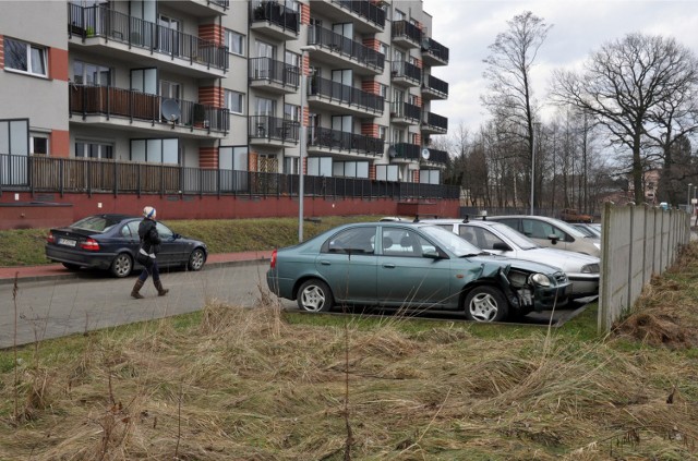 Mieszkańcy ulicy Obozowej chcą lepszego oświetlenia. Złodzieje polują tu na ich auta