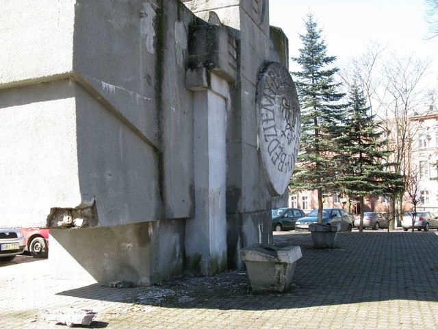 Stan pomnika na placu Krofeya w Bytowie wystawia lokalnym władzom złe świadectwo. 