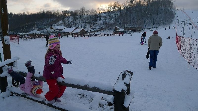 Młodszym adeptom sztuki narciarskiej na stoku w Bałtowie...
