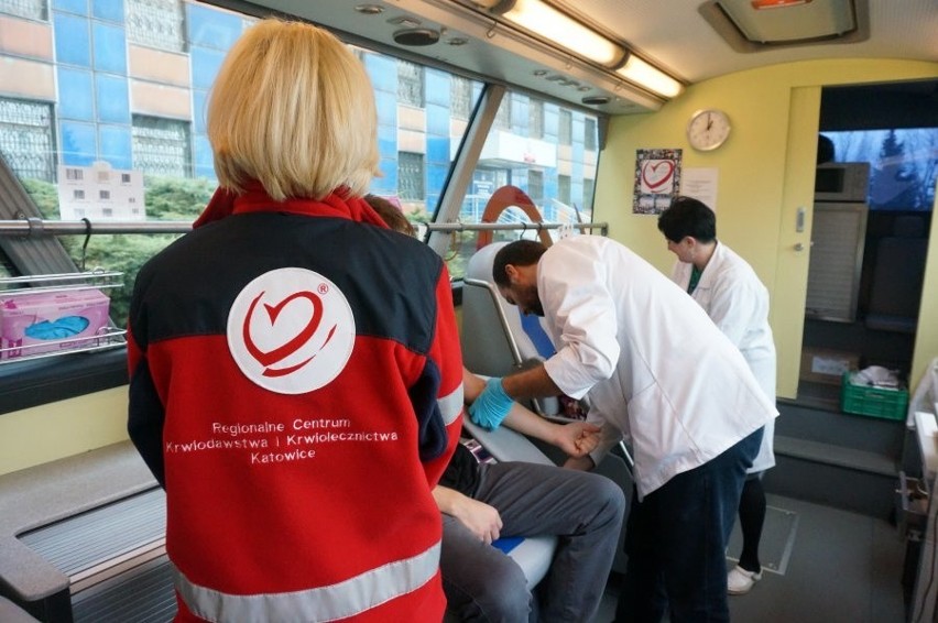 Ponad 13 litrów krwi zebrano w ambulansie przed wejściem do...