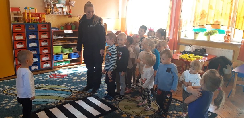 Policjantki uczyły dzieci z zespołu szkolno-przedszkolnego w Laskach bezpieczeństwa