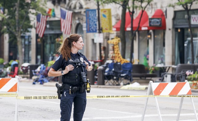 W poniedziałkowej masakrze na przedmieściach Chicago zginęło sześć osób, siódma zmarła następnego dnia