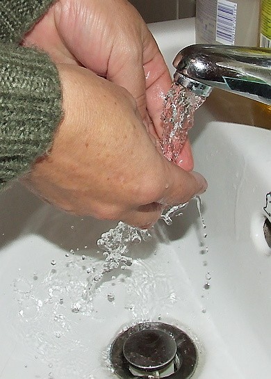 Wodą z kranu możemy opłukać ręce. Do picia musimy dostać wodę butelkowaną.