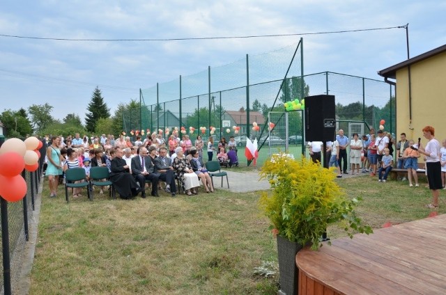 Nowe boisko w Smagowie w gminie Borkowice podczas otwarcia.