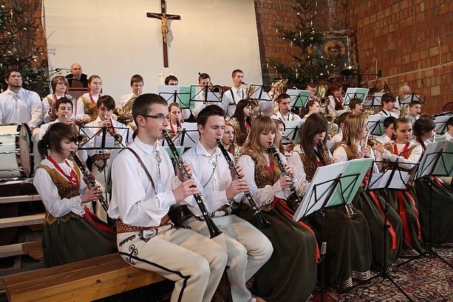Orkiestra dęta ze Skomielnej Czarnej i Bogdanówki wystąpiła w niedzielę w kościele świętego Franciszka z Asyżu w Kielcach.       