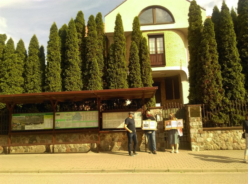 W środę przed konsulatem Białorusi w Białymstoku odbył się...