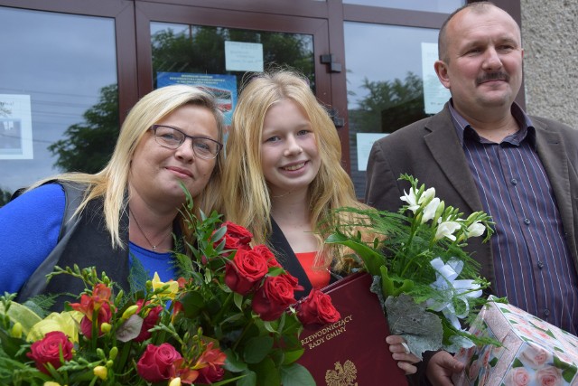 Weronika Mulka z rodzicami Beatą i Mariuszem