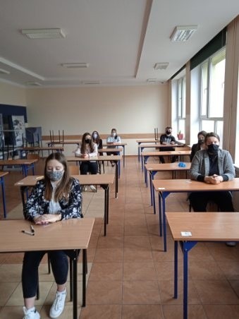 Próbna matura 2021. Uczniowie zmagają się z "królową nauk". Zobaczcie zdjęcia ze "Szkoły na Górce" w Opatowie (ZDJĘCIA) 