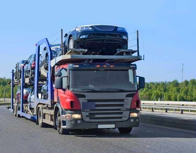 Jak informuje Instytut Badań Rynku Motoryzacyjnego SAMAR import używanych samochodów w listopadzie nieznacznie spadł, zarówno w porównaniu do ubiegłego roku, jak i do poprzedniego miesiąca. Średni wiek sprowadzonych w tym roku aut wynosi już 12 lat.Fot. 123RF