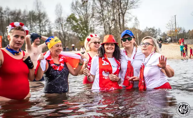 Są organizowane biegi, pokazy militarne oraz...wielkie morsowanie! Tak właśnie Narodowe Święto Niepodległości 2022 obchodzi się w Częstochowie. Zobaczcie zdjęcia!