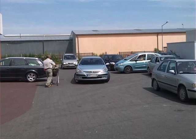 Kierowca peugeota zastawił przejazd przez parking przed Biedronką przy al. Piłsudskiego w Bielsku Podlaskim.