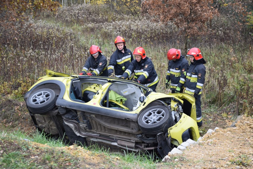 Wypadek w Rybniku na Rudzkiej. Samochód wpadł do rowu....