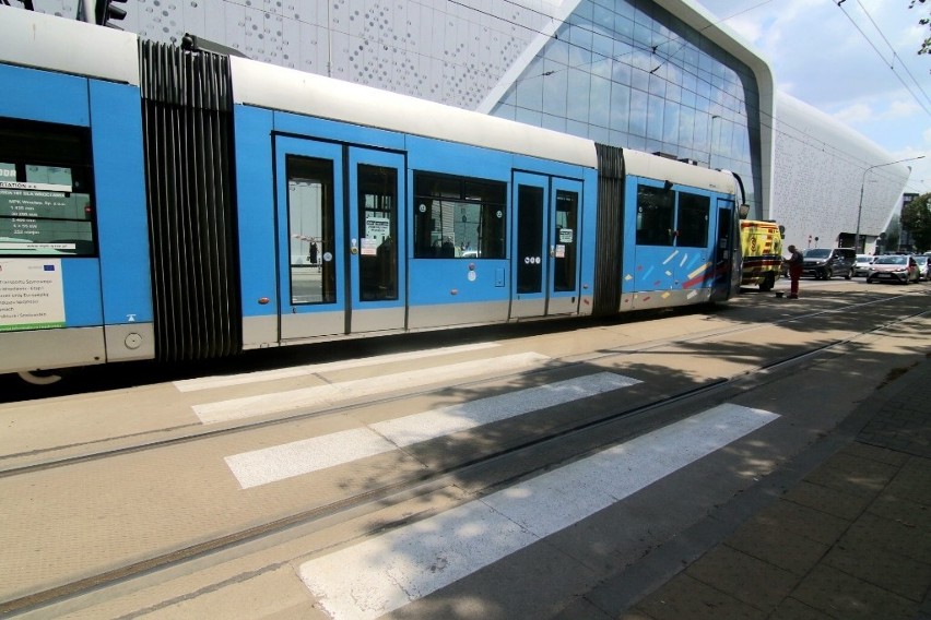 16.07.2021. Kobieta wpadła pod tramwaj w centrum Wrocławia....