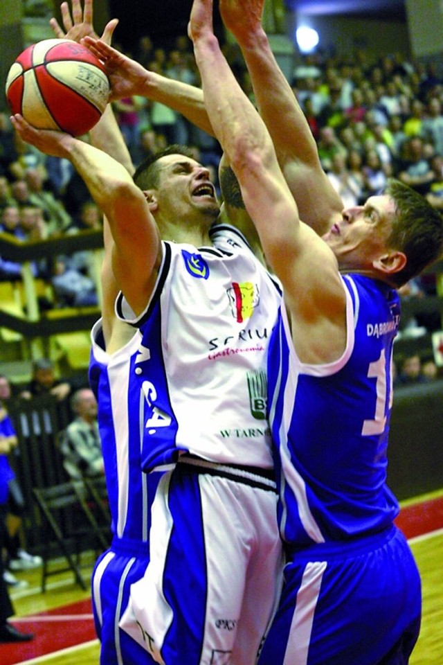 Michał Baran (z piłką) bliski jest podpisania nowego kontraktu na grę w drużynie koszykarzy Siarki Tarnobrzeg. 