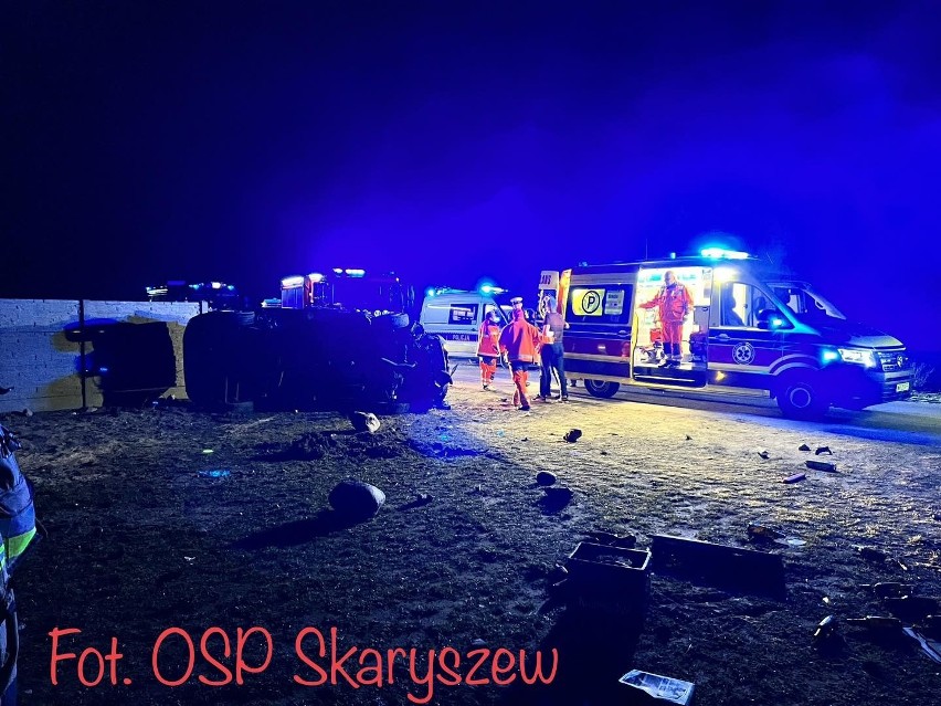 Wypadek w Chomentowie - Puszcz w gminie Skaryszew. Samochód uderzył w betonowe ogrodzenie, dwie osoby zostały ranne (FOTO)