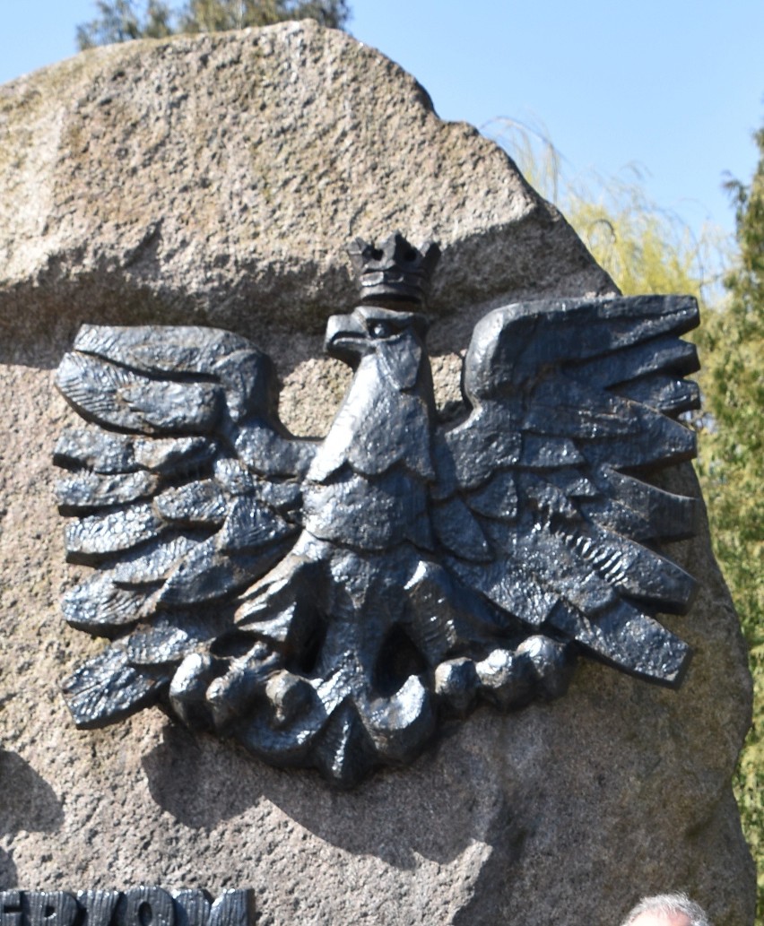 Na pomniku "Harcerzom poległym za Ojczyznę" na Skwerze Szarych Szeregów w Kielcach widniejący na nim orzeł doczekał się korony