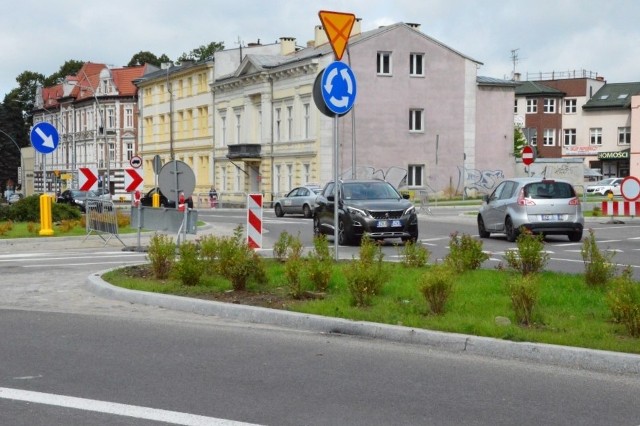 Już wkrótce w Koszalinie zostanie otwarte nowe rondo u zbiegu ulic Zwycięstwa, Jana Stawisińskiego i rotmistrza Pileckiego. Prace udało się zakończyć jeszcze przed szacowanym terminem, przewidzianym na koniec września. Możliwe, że rondo zostanie otwarte jeszcze w tym tygodniu.