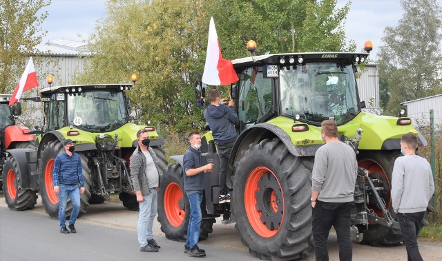 Rolnicy z gmin Oświęcim, Zator i Kęty blokowali drogę krajową 44 oraz wojewódzkie 948 i 933 protestując w ten sposób przeciwko nowelizacji ustawy o ochronie zwierząt