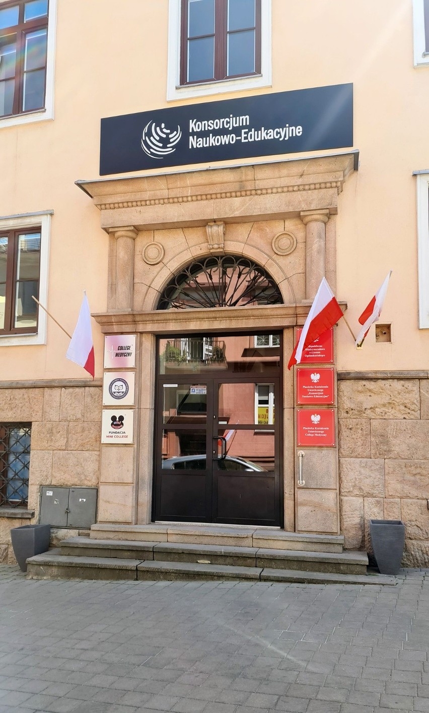 Konsorcjum Naukowo-Edukacyjne ma nową siedzibę. W dawnym budynku PZU, przy ulicy Dużej w Kielcach. Zobaczcie zdjęcia 