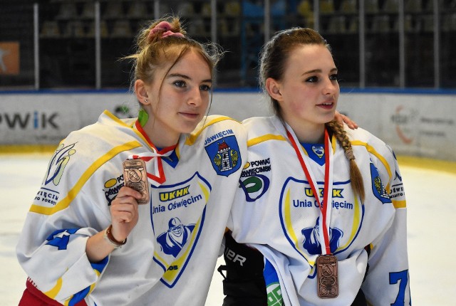 Justyna Żyła (z lewej), po zdobyciu brązowego medalu mistrzostw Polski z Unią Oświęcim wyjechała do Szwecji