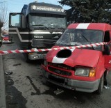 Zderzenie ciężarówki z autem dostawczym we Włoszczowie. Utrudnienia na drodze numer 786 