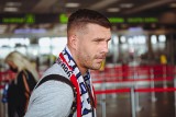 Łukasz Podolski już w Polsce. Nowego piłkarza Górnika Zabrze na lotnisku witała legenda zabrzańskiego klubu i kibice ZDJĘCIA