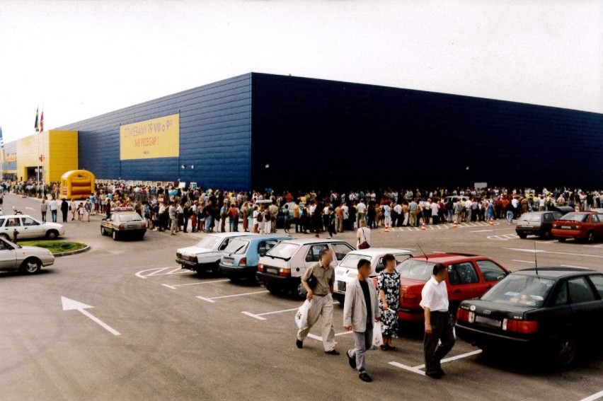 Ćwierć wieku temu w Krakowie otwarta została pierwsza IKEA. Pamiętacie, jak robiło się zakupy pod koniec lat 90.? Archiwalne zdjęcia
