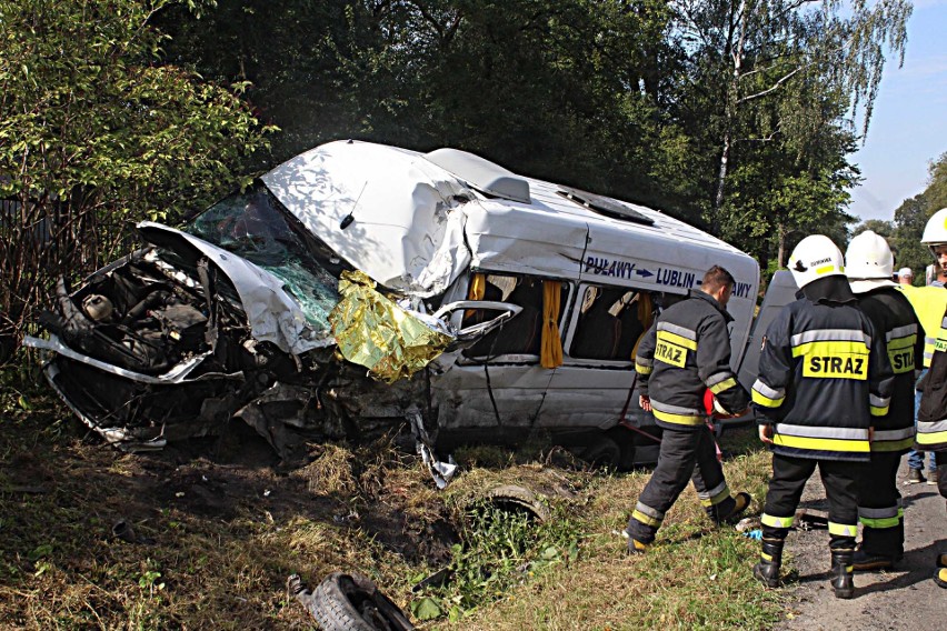 Tragiczny wypadek busów w Garbowie. Jedna osoba nie żyje, kilkanaście jest rannych (ZDJĘCIA)