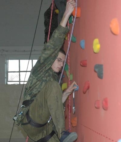 Dariusz Piskorz pierwszy raz trenował wspinaczkę. Bez trudu sforsował ścianę i po zjechaniu na dół zapewniał, że dla wysportowanej osoby to pestka.