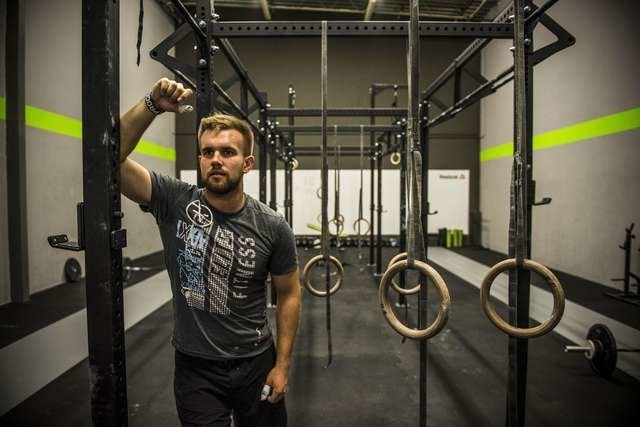 Trener CrossFit Toruń Filip Antoszewski przygodę z CrossFitem rozpoczął cztery lata temu