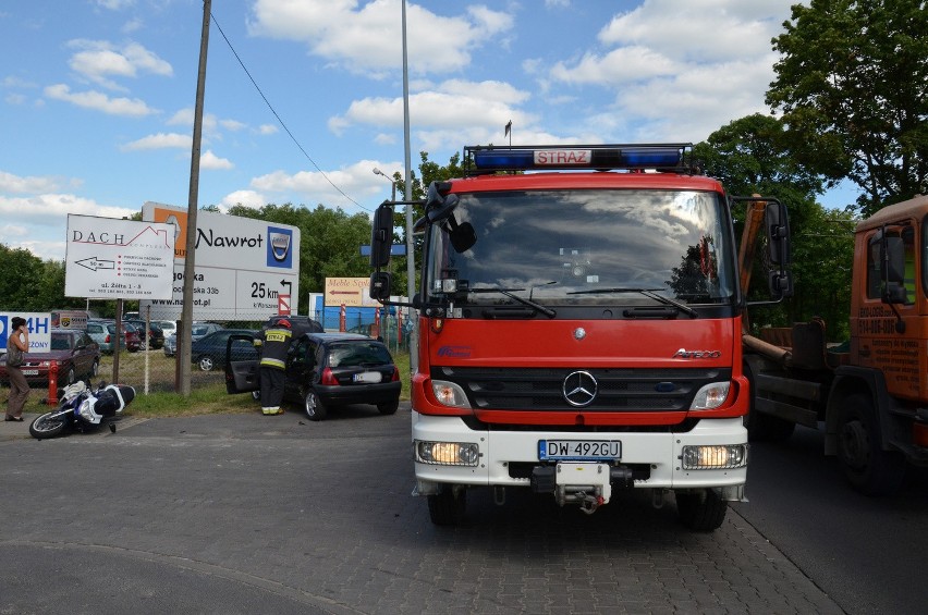 Wrocław: Wypadek na Kosmonautów. Motocyklista uderzył w auto (ZDJĘCIA)