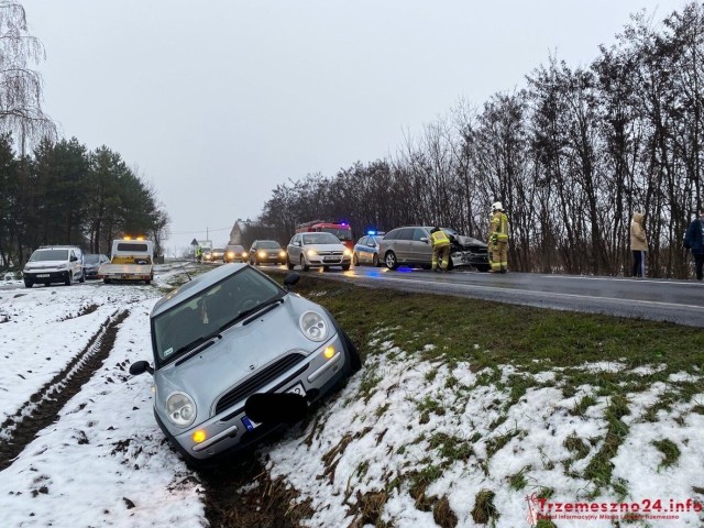 We wtorek, 14 grudnia 2021 roku krótko po godzinie 7, na drodze krajowej nr 15 w Wydartowie doszło do kolizji z udziałem dwóch samochodów osobowych