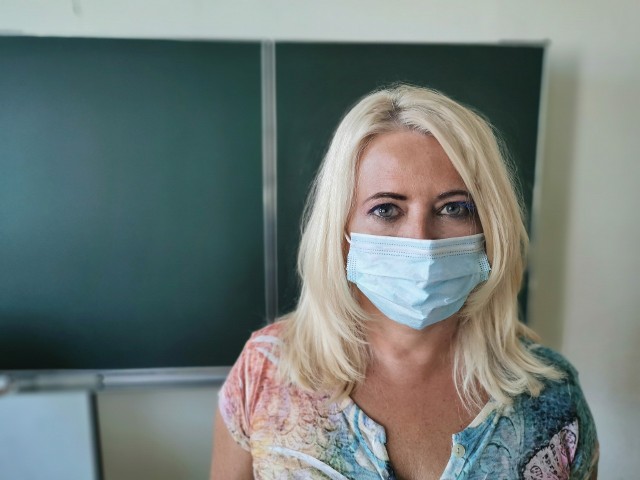 Czwartek 21 października przyniósł trzeci kolejny dzień z rekordami czwartej fali pandemii. W całej Polsce były bowiem 5592 przypadki koronawirusa. To o 33 więcej niż w środę, gdy było 5559 infekcji. Rekord czwartej fali jest także na poziomie województwa. W czwartek w Lubuskiem odnotowano bowiem 85 zakażeń (czyli o 22 więcej niż w środę, gdy też został ustanowiony rekord.Wzrost infekcji oznacza, że w górę poszedł też wskaźnik zakażeń. Aktualnie wynosi on 4,54 os. na 100 tys. mieszkańców.Jak liczba zakażeń rozkłada się na poszczególne lubuskie powiaty? Tego nie wiadomo. Już drugi kolejny dzień z powodu awarii systemu nie zostały opublikowane dokładne statystyki pandemiczne. Znamy jedynie liczby zakażeń w poszczególnych regionach. Z tej statystyki wynika, że w Lubuskiem odnotowano w czwartek najmniej zakażeń w Polsce. Ile było przypadków w poszczególnych regionach, zobaczcie w naszej galerii.LUBUSKIE21 października - 85 zakażeń20 października - 63 zakażeń19 października - 52 zakażeń18 października - 21 zakażeń17 października - 27 zakażeń16 października - 39 zakażeń15 października - 35 zakażeńludność: 1,014 mln średnia 7-dniowa (stan na 21 października): 4,54 os./100 tys. mieszkańców20 października średnia wynosiła 3,49 os.