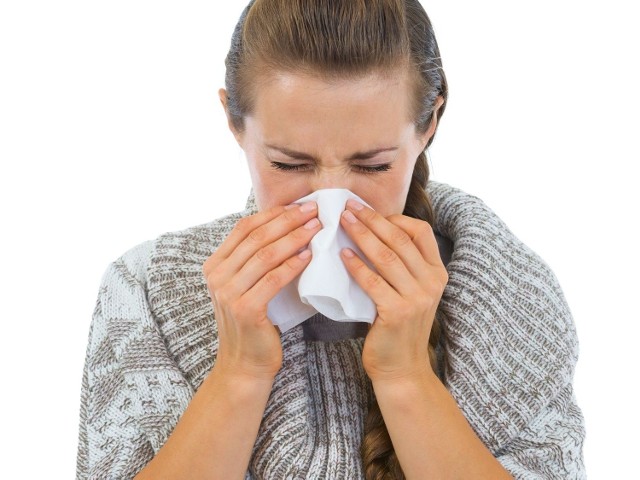 O grypie świadczą: gorączka, bóle głowy, bóle mięśniowo-stawowe, kaszel, ból gardła. Grypę trzeba „wyleżeć”.