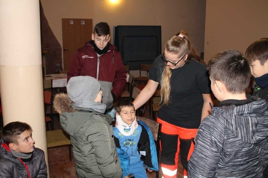 Strażacy ochotnicy z Gnieszowic przeszkolili mieszkańców z udzielania pierwszej pomocy. Sami także przeszli szkolenie (ZDJĘCIA)