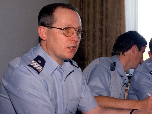 Były szef policji generał Marek Papała został zastrzelony przed swoim domem późnym wieczorem 25 czerwca 1998 roku.