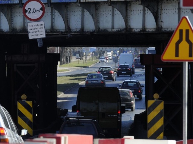 Grożący zawaleniem wiadukt na Grunwaldzkiej zabezpieczono już ponad rok temu. We wtorek rozpoczną się roboty związane z jego rozbiórką i budową nowego. Niestety, utrudnienia w tym miejscu potrwają nieprzerwanie do lata 2015 r.