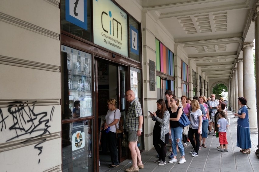 Kolejka na placu Wolności. Poznaniacy odbierali bezpłatne...