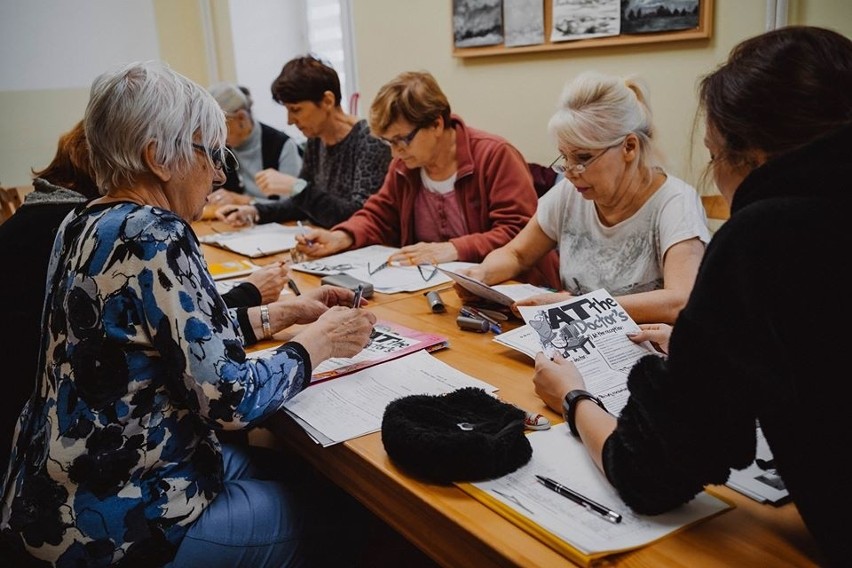 Koronawirus. Nowe numery telefonów dla seniorów z Centrum Seniora w Pabianicach