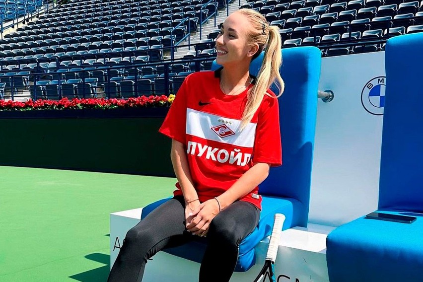 Rosyjska tenisistka Anastazja Potapowa w koszulce Spartaka...