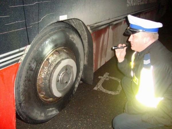 Policjanci z drogówki w Szczecinku kontrolują autobusy. 